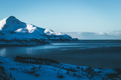 山上覆盖着雪白天
